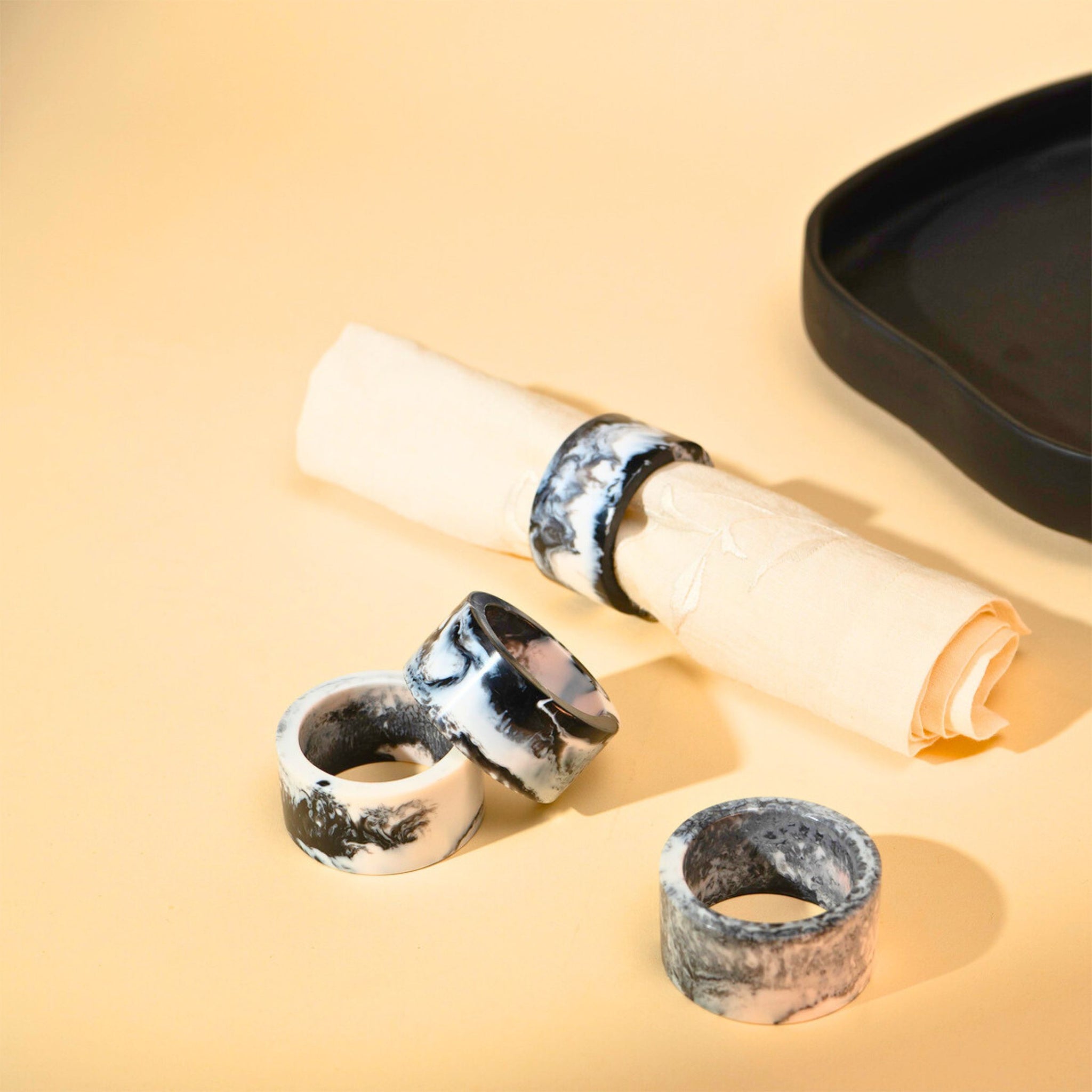 Lucente Black White Resin Napkin Ring Set – Godinger