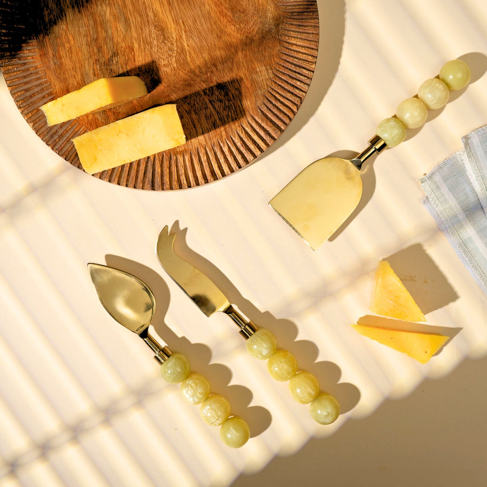 Godinger cheese bord チーズプラトーセット Amazon.com | Godinger Cheese Board and Knife Set, Acrylic Dome and